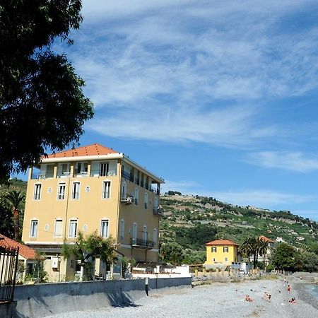 Aparthotel Holiday'S Beach Ventimiglia Exterior foto
