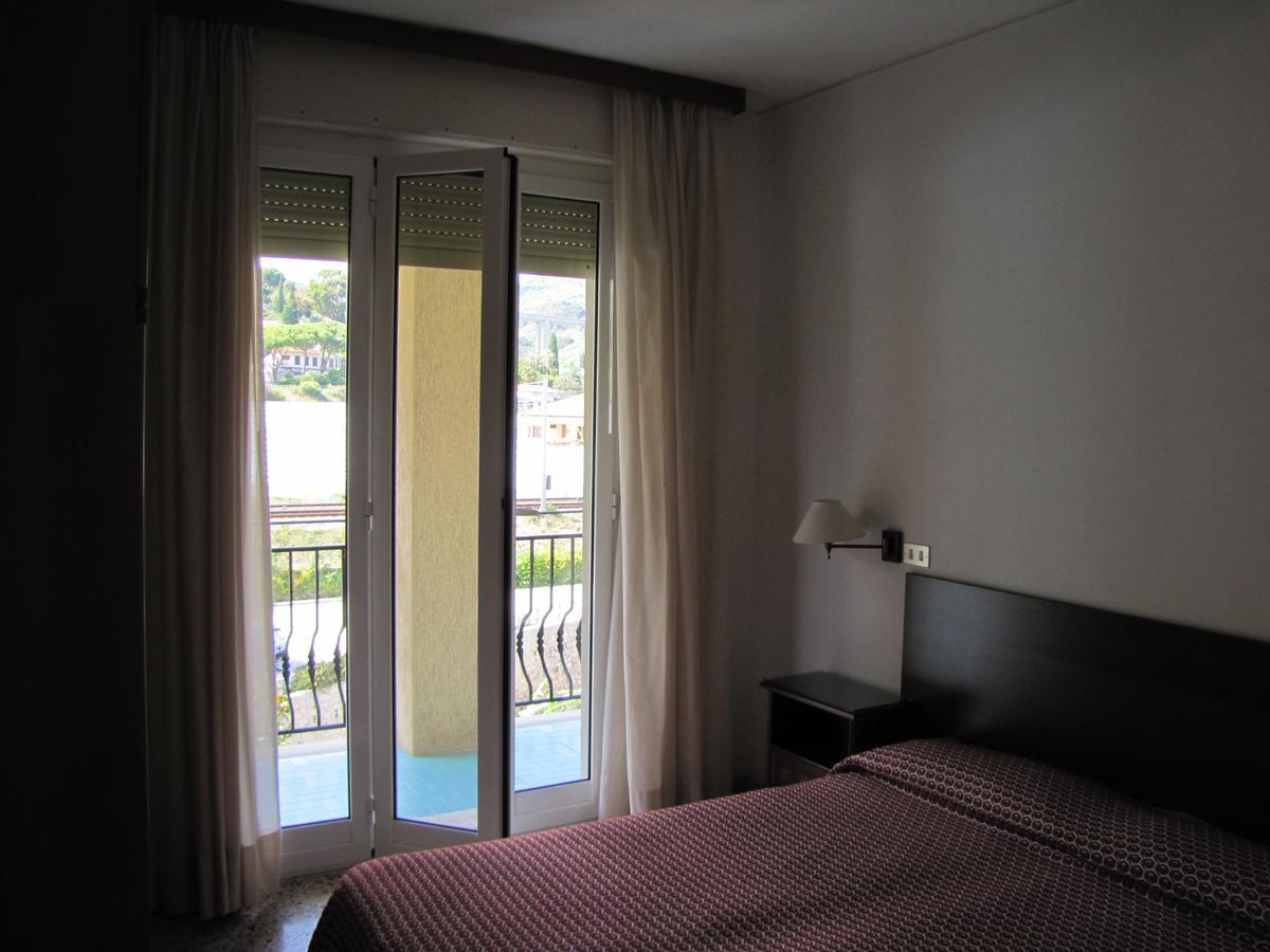 Aparthotel Holiday'S Beach Ventimiglia Exterior foto
