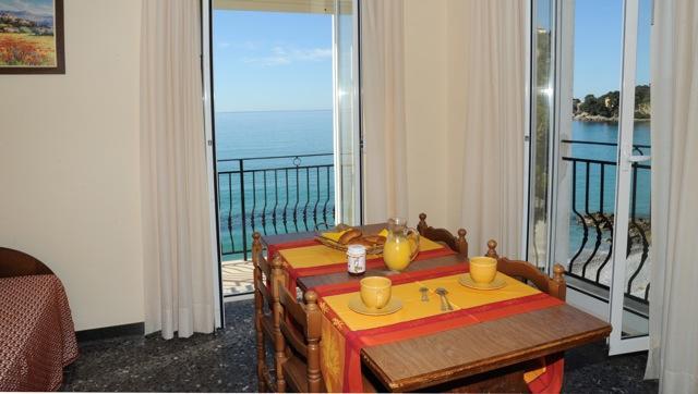 Aparthotel Holiday'S Beach Ventimiglia Exterior foto