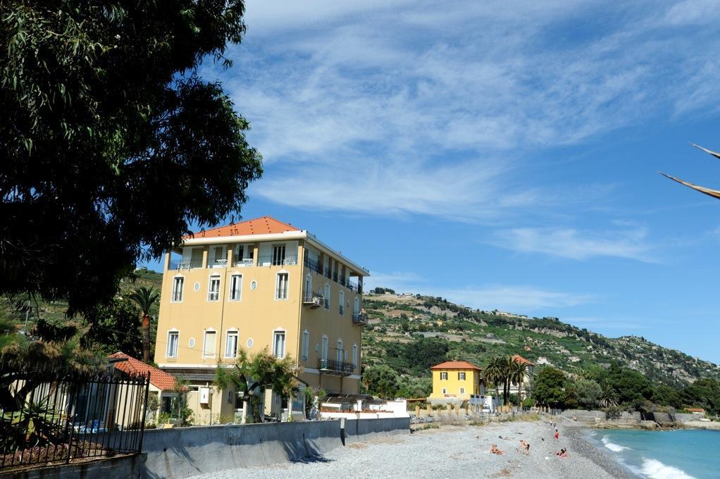 Aparthotel Holiday'S Beach Ventimiglia Exterior foto