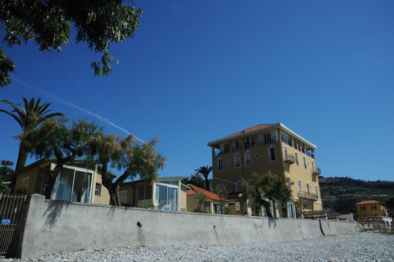 Aparthotel Holiday'S Beach Ventimiglia Exterior foto