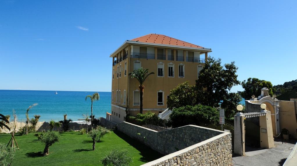 Aparthotel Holiday'S Beach Ventimiglia Exterior foto