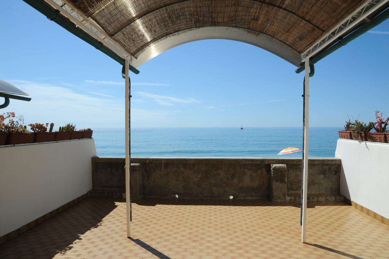 Aparthotel Holiday'S Beach Ventimiglia Exterior foto