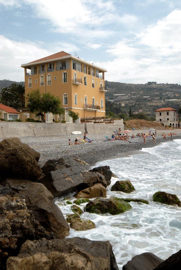 Aparthotel Holiday'S Beach Ventimiglia Exterior foto