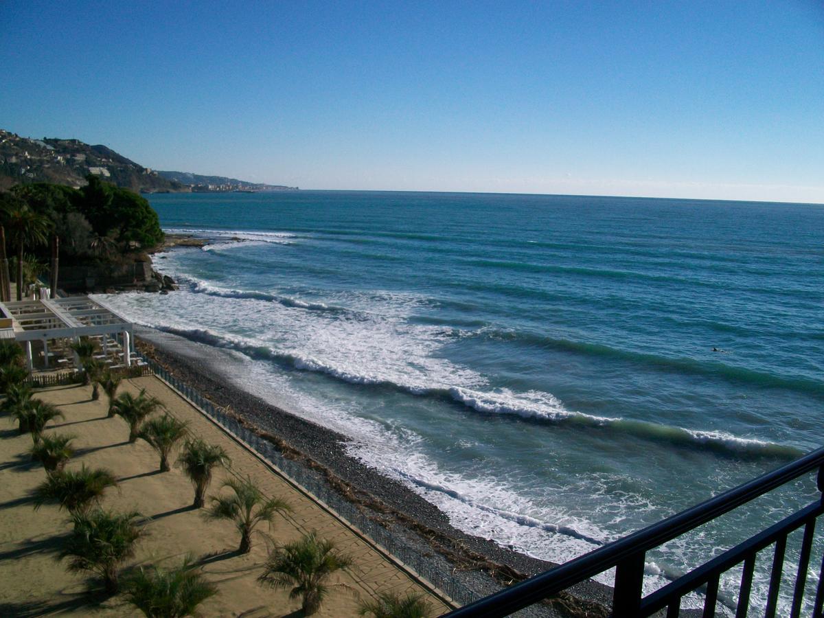 Aparthotel Holiday'S Beach Ventimiglia Exterior foto