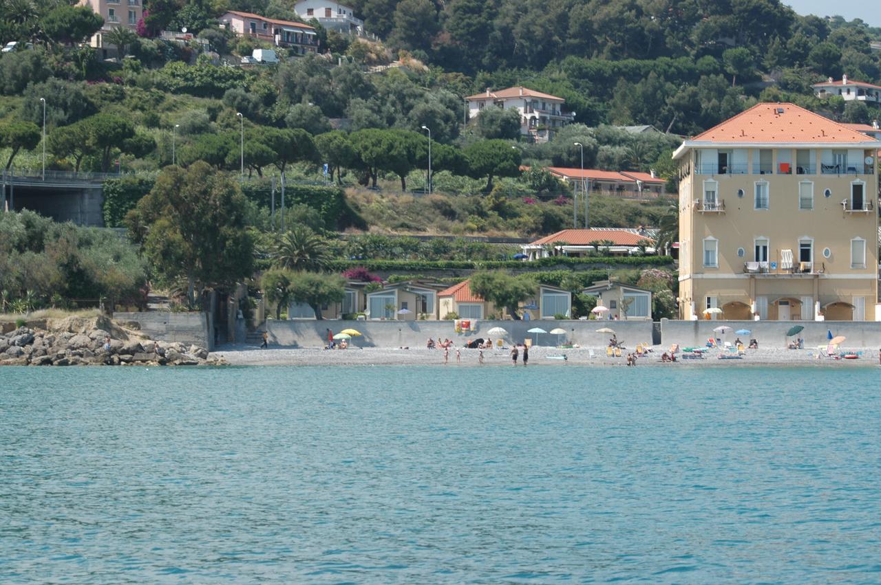 Aparthotel Holiday'S Beach Ventimiglia Exterior foto