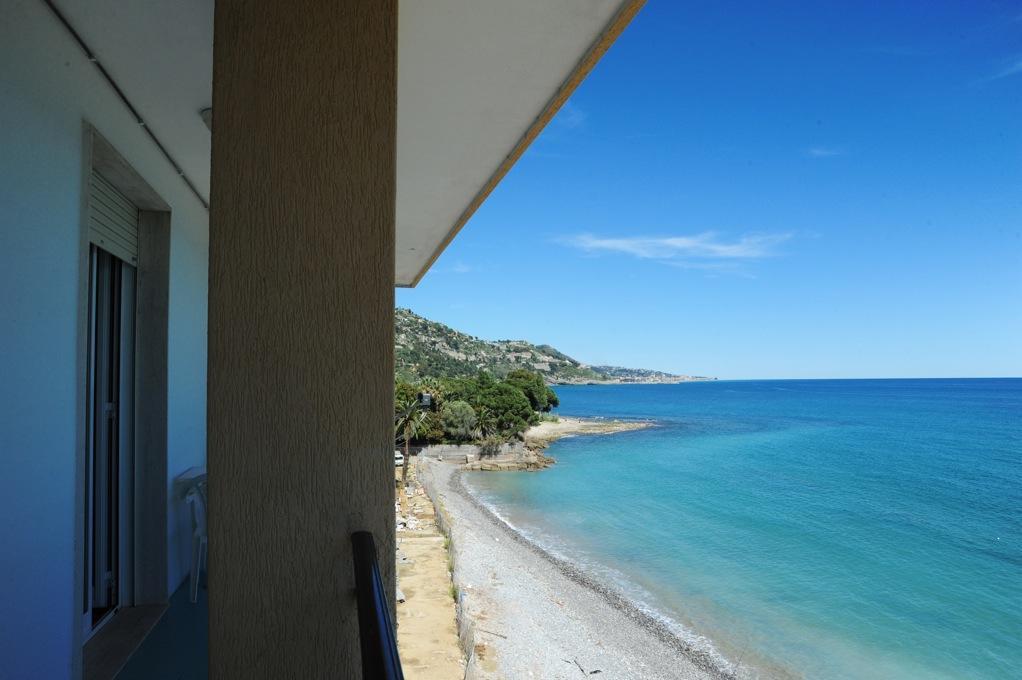 Aparthotel Holiday'S Beach Ventimiglia Exterior foto